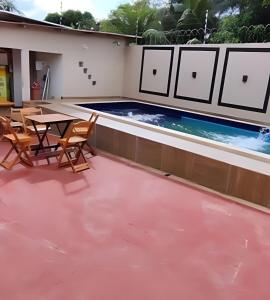 una piscina sul tetto di una casa con acqua rosa di kitnet Mobiliado apto 107 a Rio Branco