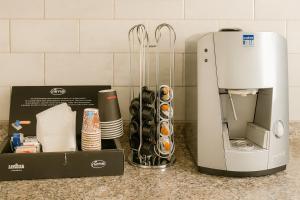 Příslušenství pro přípravu čaje a kávy v ubytování Torres Rooms Sassari