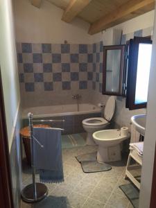 W łazience znajduje się toaleta, wanna i umywalka. w obiekcie Angolo Verde w mieście Rometta Marea