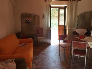 uma sala de estar com um sofá e uma mesa em Angolo Verde em Rometta Marea