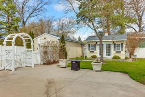 Κήπος έξω από το 1 Mi to Wilson State Park Harrison Home with Yard!