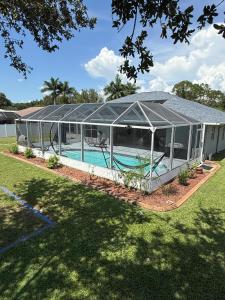 Bassein majutusasutuses Villa Varona your private oasis või selle lähedal