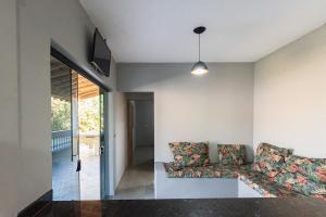 a living room with a couch and a window at Chacara Silveira lazer completo a 5 min do centro in Araçoiaba da Serra