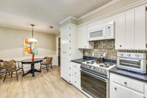 Dapur atau dapur kecil di Healthcare-Worker Hub 2 Mi to Texarkana Hospitals!