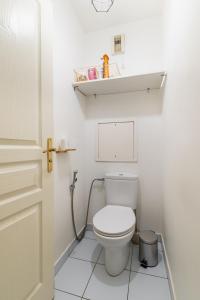 3 pièces proche de Paris avec terrasse et parking في شاتيلون: حمام ابيض مع مرحاض وباب +11 صورة