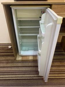 an empty refrigerator with its door open in a room at فندق ضيوف المقام بلازا 1 توصيل مجاني للحرم - Diouf Al-Maqam Plaza Hotel Free shuttle service to the Haram in Makkah