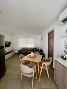 uma cozinha e sala de estar com mesa e cadeiras em Coralita in Jacó - Private Pool! em Jacó mais 45 fotografias