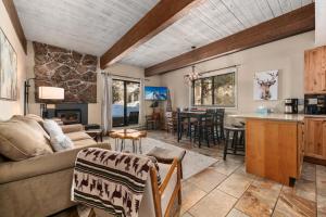 Η κουζίνα ή μικρή κουζίνα στο Storm Meadows Club C220, Steps from the Slopes, Fireplace, Club Amenities