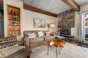 Χώρος καθιστικού στο Storm Meadows Club C220, Steps from the Slopes, Fireplace, Club Amenities +42 φωτογραφίες
