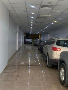 a row of parked cars in a parking garage at فندق ضيوف المقام بلازا 1 توصيل مجاني للحرم - Diouf Al-Maqam Plaza Hotel Free shuttle service to the Haram in Makkah
