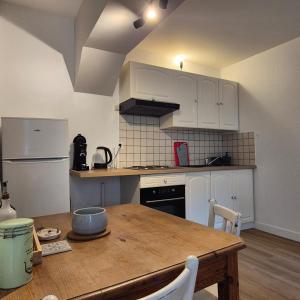 Kuchyň nebo kuchyňský kout v ubytování Les Suites Marcel Proust + 39 fotografií