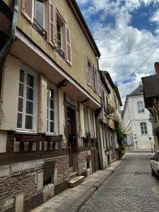an alley with a building on the side of a street at Le Paon D'Or - En plein coeur du Vieux Troyes in Troyes