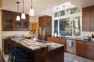 Η κουζίνα ή μικρή κουζίνα στο Big Sky Bend - Amazing Riverfront for 12