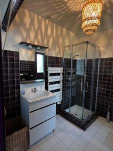 Ένα μπάνιο στο Villa des Perelles