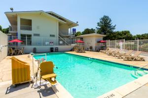 Bazén v ubytování Motel 6-Redding, CA - Central nebo v jeho okolí