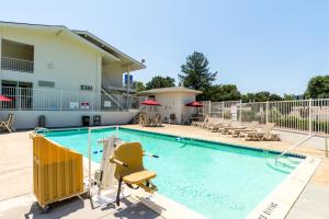 Bazén v ubytování Motel 6-Redding, CA - Central nebo v jeho okolí