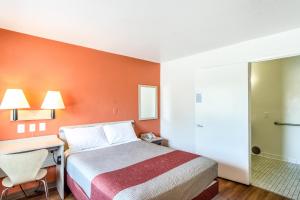 Postel nebo postele na pokoji v ubytování Motel 6-Redding, CA - Central