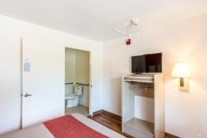 TV a/nebo společenská místnost v ubytování Motel 6-Redding, CA - Central