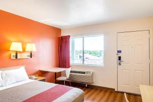 Postel nebo postele na pokoji v ubytování Motel 6-Redding, CA - Central