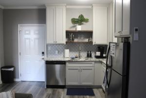 Η κουζίνα ή μικρή κουζίνα στο Little Rock - Capital Manor Retreat, Steps Away from Downtown