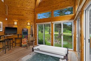 una habitación con una cama, un escritorio y un televisor en Gorgeous Executive Lutsen Townhome - Ski-in Ski-out, Pool, Hot Tub, Hiking, Biking, campfires and more!, en Lutsen
