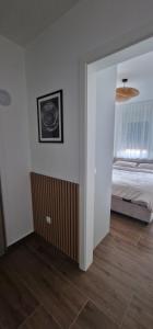 una stanza con una camera da letto con un letto e una finestra di Stan na dan "Aparté" Brčko a Brčko