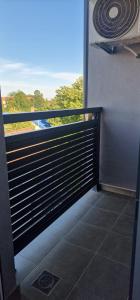 un balcone con ventilatore e vista sull'oceano di Stan na dan "Aparté" Brčko a Brčko