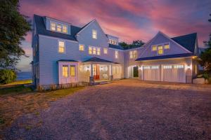 Una gran casa azul con entrada al anochecer en The Tidepools - Home for 12, en York