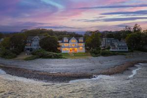 una vista aérea de una casa a orillas de un río en The Tidepools - Home for 12, en York 53 fotos más