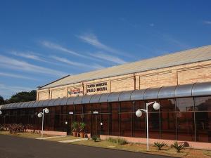 ein großes Gebäude mit einem Schild an der Seite in der Unterkunft Quarto apê completo , Centro, Damhas e Rodoviária , localização privilegiada in Sao Jose do Rio Preto