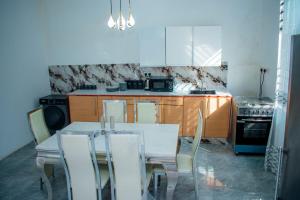 Nhà bếp/bếp nhỏ tại 2-Bedroom Villa in Nungwi