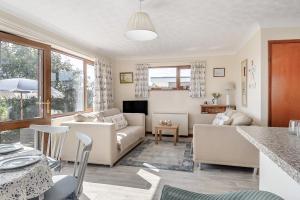 Χώρος καθιστικού στο Breezy Bungalow