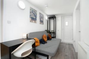 リンカーンにあるStudio in Lincolnのリビングルーム(ソファ、動物2匹の詰め物付) +2枚の写真