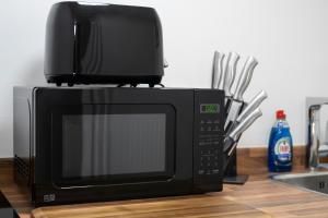 リンカーンにあるStudio in Lincolnのキッチンカウンターの上に置かれた電子レンジ