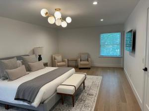 Ένα ή περισσότερα κρεβάτια σε δωμάτιο στο Cozy East Hampton Home 4 beds, 3 baths +30 φωτογραφίες