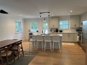 Η κουζίνα ή μικρή κουζίνα στο Cozy East Hampton Home 4 beds, 3 baths