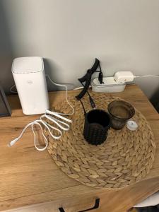un tavolo con un router e un cestino sopra di Compact beautiful apartment with sauna a Kuusamo Altre 6 foto