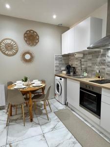 Kuchyň nebo kuchyňský kout v ubytování UrbanSoul Millau