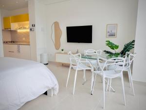 a bedroom with a bed and a table and chairs at Modern Beach Retreat Luxury Feel in Playa Bello Horizonte