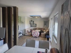 una sala de estar con un sofá y una mesa en Kuća snova, en Ilijaš
