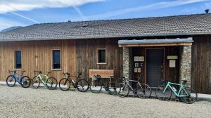 a group of bikes parked in front of a building at Balcons de Sorgeat - Chambres d'hôtes - Ecolodge en montagne in Sorgeat