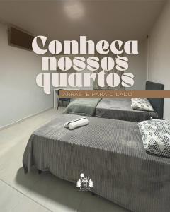 ウニアン・ダ・ビトリアにあるPousada M1のベッドと「がんウイルス」と書かれた看板のある寝室