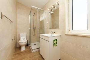 un bagno con wc, doccia e lavandino di Rising Sun Top-Floor Flat a Lagos Altre 29 foto