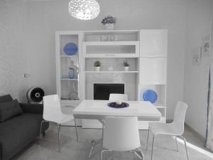 ポリニャーノ・ア・マーレにあるCasa Angyの白いリビングルーム(白いテーブル、椅子付)