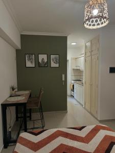 a living room with a table and a green wall at El lapacho 2 in Santiago del Estero