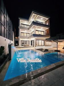 Hồ bơi trong/gần Villa Familia