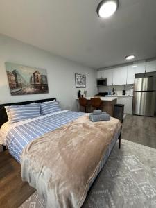 a large bedroom with a bed and a kitchen at Yale Casa Blanco in New Haven