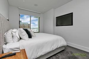 TV a/nebo společenská místnost v ubytování QV Stays Pure Luxury on the Viaduct