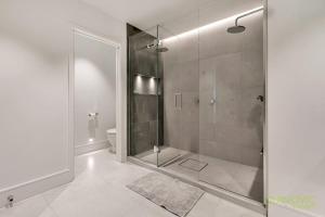 Koupelna v ubytování QV Stays Pure Luxury on the Viaduct + 23 fotografií