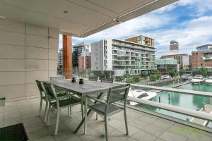 Bazén v ubytování QV Stays Pure Luxury on the Viaduct nebo v jeho okolí